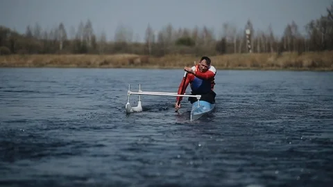Disabled athlete rowing on the river in a canoe. Rowing, canoeing, paddling Vídeo Stock 112238777