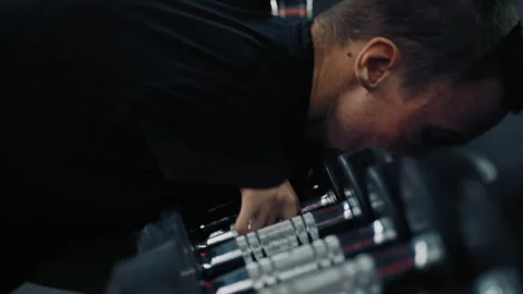 Disabled athlete with underdeveloped arms training with dumbbells Stockbeeldmateriaal 322016532