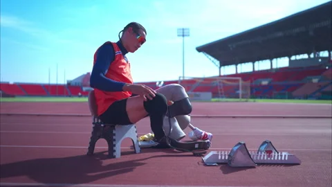 Disabled athletes prepare the blade running in starting position ready to run Stock Footage 257665877