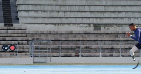 Disabled athletic running on a running track 4k Vidéo 96094572