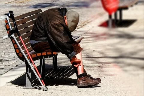 A disabled man on a bench Foto stock