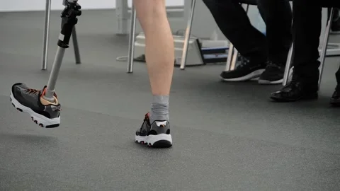 Disabled man with leg prosthesis walking in front of the jury at competition Video stock 143212048