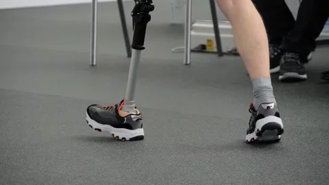 Disabled man with leg prosthesis walking in front of the jury at competition Video stock 148498739