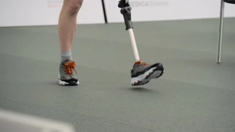 Disabled man with leg prosthesis walking in front of the jury at competition Video stock 157419487