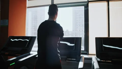 Disabled man with underdeveloped arms training on a treadmill Stock-Footage 322015827