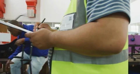 Disabled men talking about the work Vidéo 124591658