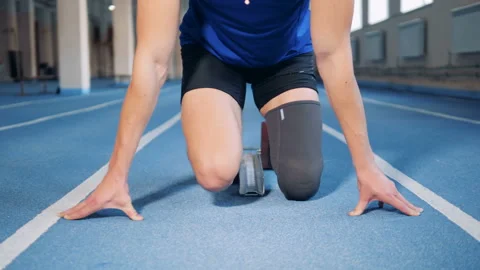 Disabled runner stands on a start, prosthetic leg. Video stock 105004581