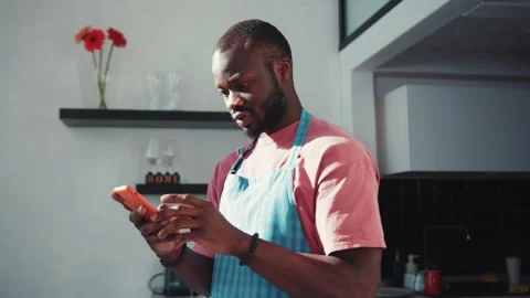 Disappointed young african man using a smartphone, receiving a negative message Stock-Footage 131669417