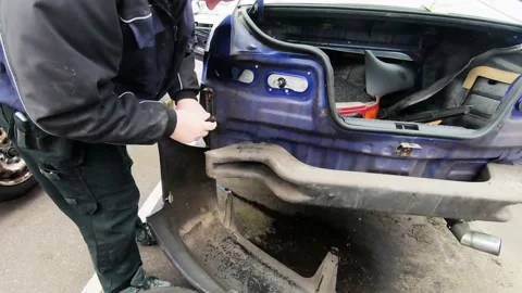 Disassemble the necessary car parts at the scrap yard. Video stock 151736053