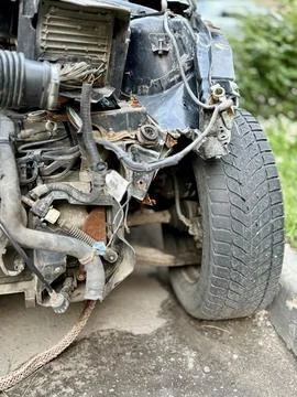 Disassembled Car Engine Showcasing Its Exposed Components Awaiting Repairs and Foto stock