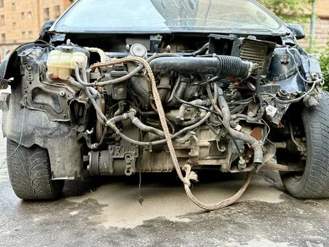 Disassembled Car Engine Showcasing Its Exposed Components Awaiting Repairs and 스톡 사진