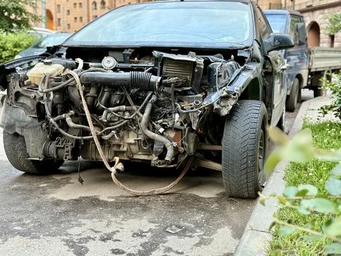 Disassembled Car Engine Showcasing Its Exposed Components Awaiting Repairs and Foto stock