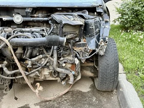 Disassembled Car Engine Showcasing Its Exposed Components Awaiting Repairs and Foto stock