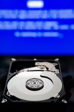 Disassembled hard drive computer, computer screen. Stockfoto's