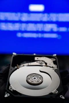 Disassembled hard drive computer, computer screen. Stockfoto's