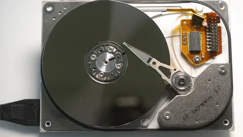 Disassembled hdd reading head. Hard disk drive initialization. Vídeo Stock 108618465