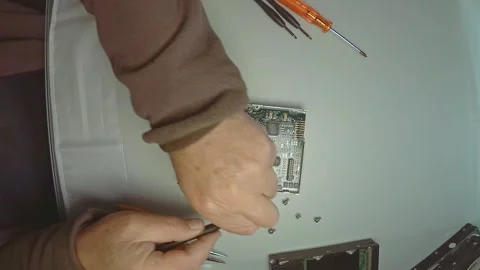 Disassembled hdd reading head. Hard disk drive initialization. Vidéo 290948772