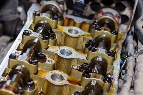 Disassembled internal combustion engine, close-up of the unit head, replace.. Foto stock