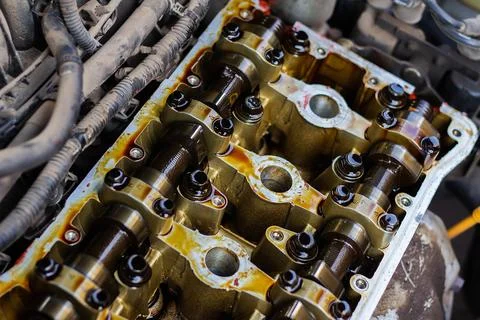 Disassembled internal combustion engine, close-up of the unit head, replace.. Foto stock