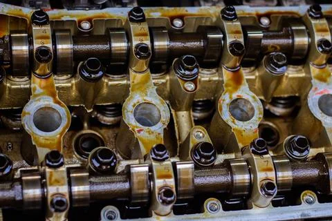 Disassembled internal combustion engine, close-up of the unit head, replace.. Foto stock