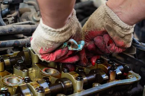Disassembled the internal combustion engine, the hand of the repairman clea.. Stock Photos