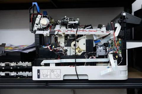 Disassembled office printer during maintenance Stockfoto's