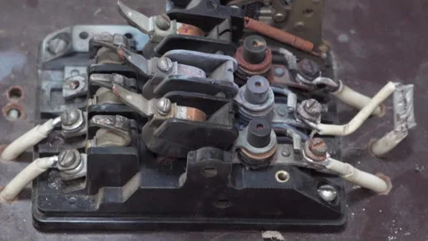 Disassembled old electric industrial machine with electrical contactors Vídeos de archivo 334647896