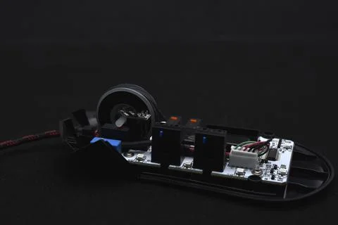 Disassembled optical mouse. Computer mouse. A broken computer accessory. Foto stock