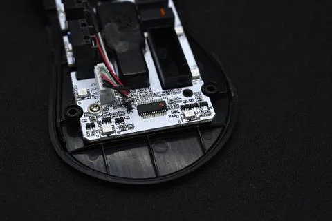 Disassembled optical mouse. Computer mouse. A broken computer accessory. Foto stock
