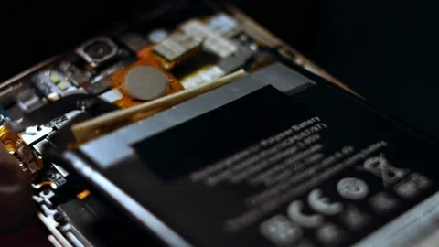 Disassembled smartphone. Technician replacing old battery, electronics repair Vídeo Stock 143166950