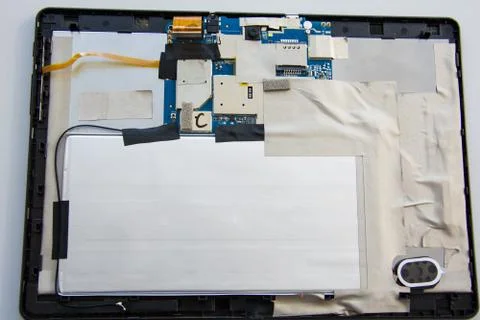 Disassembled tablet computer with broken touchscreen display without back cas Foto stock