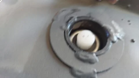 Disassembling bread machine drive shaft from the baking pan 库存影片 334678439