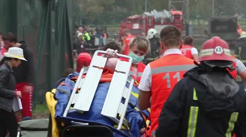 Disaster, Paramedic in action Stockbeeldmateriaal 41859020