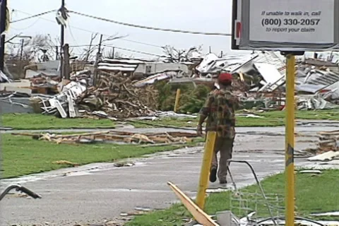 Disaster, Stunned man walks through destroyed trailer park, Hurrican eAndrew Stock-Footage 32328295