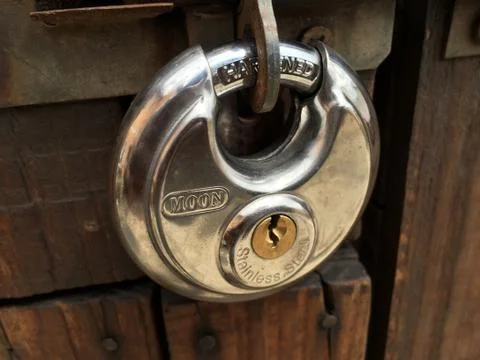 Disc-lock-moon-lock-on-barn-door-stainless-steel-lock-hardened-lock Stock Photos