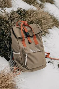 Discarded Backpack in Snow Indicates a Break in Hiking Journey Stockfoto's