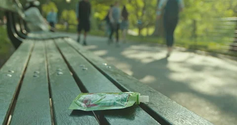 Discarded Gogo Squeez Container Vidéo 154286630