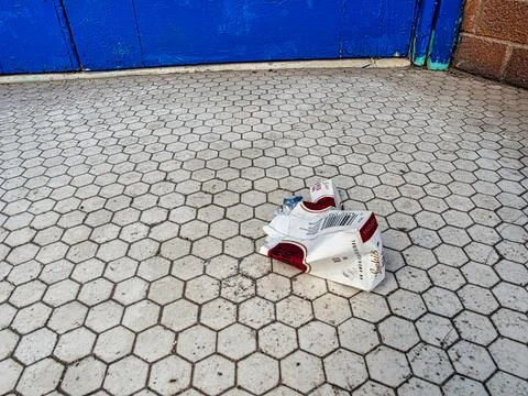 Discarded Luck Strike cigarette pack in a abandoned door way Foto stock