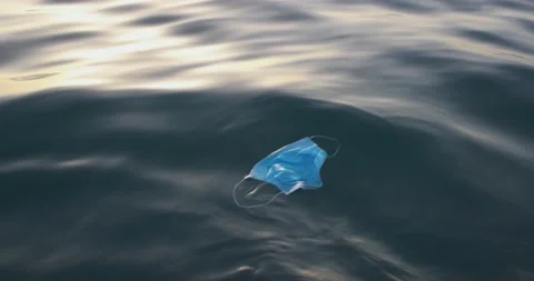 Discarded mask with floating on ocean surface Vídeos de archivo 145429071