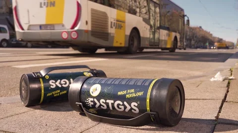Discarded Nitrous Oxide Tanks On City Sidewalk Highlighting Laughing Gas Abuse Vidéo 332085757