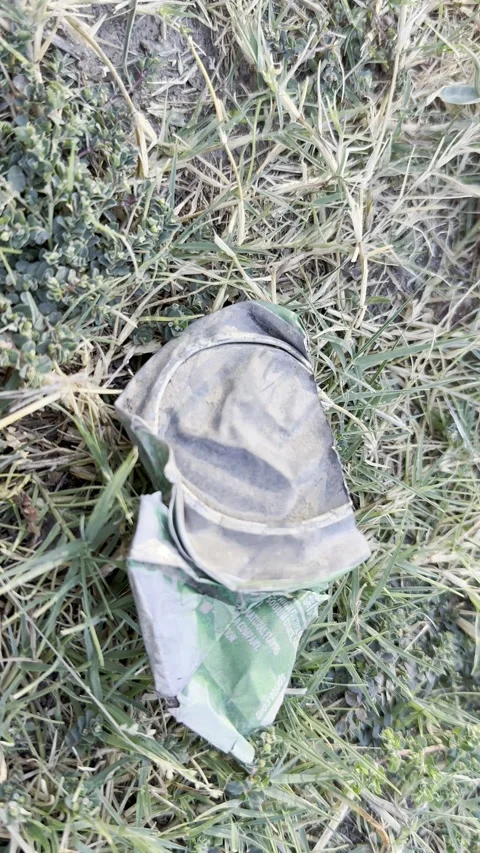 Discarded Paper Cup in Grass Vídeo Stock 346475935