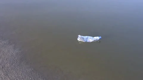 Discarded Plastic Bottle Floating in Polluted Lake Water Vídeos de archivo 346991865