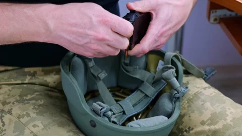 Discharge the automatic magazine Stockbeeldmateriaal 255460073