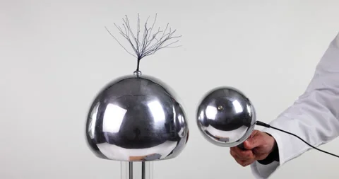 Discharge of a Van De Graaf generator close up Stock Footage 178488366