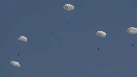 Disclosure of the parachute in the sky when jumping from an airplane Video stock 116048390