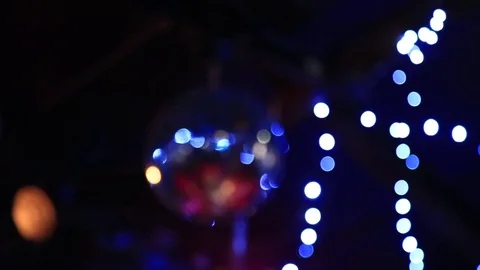 Disco ball sparkles blue as it turns in an underground jazz club. Vídeo Stock 83652805