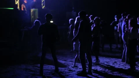 Disco on the beach - young people dance in the temperament to incendiary music. Stock Footage 152980086