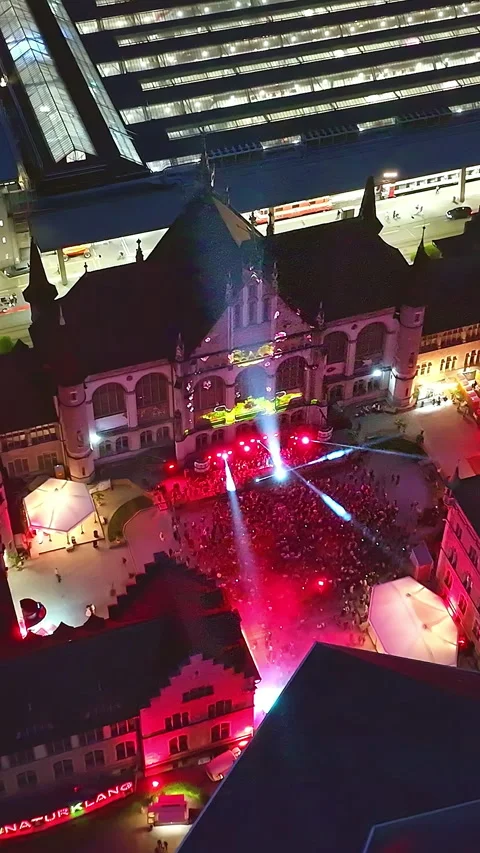 A disco party with a crowd of people on the dance floor at night. Bright beams Video stock 322113121