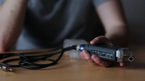 Disconnect the cable from the guy recording device Video stock 48914061