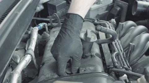 Disconnecting spark plug wire Vidéo 138632968
